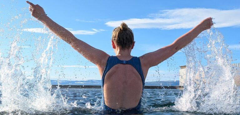 Rima from behind in a swimming pool