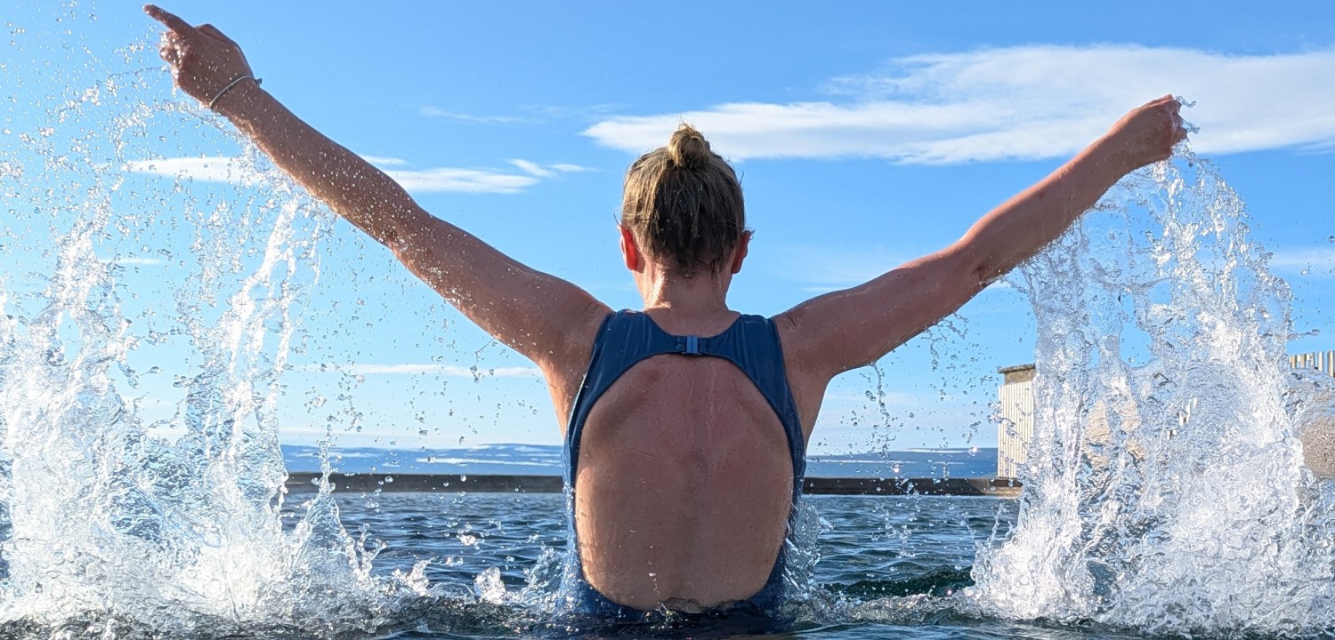 Rima from behind in a swimming pool