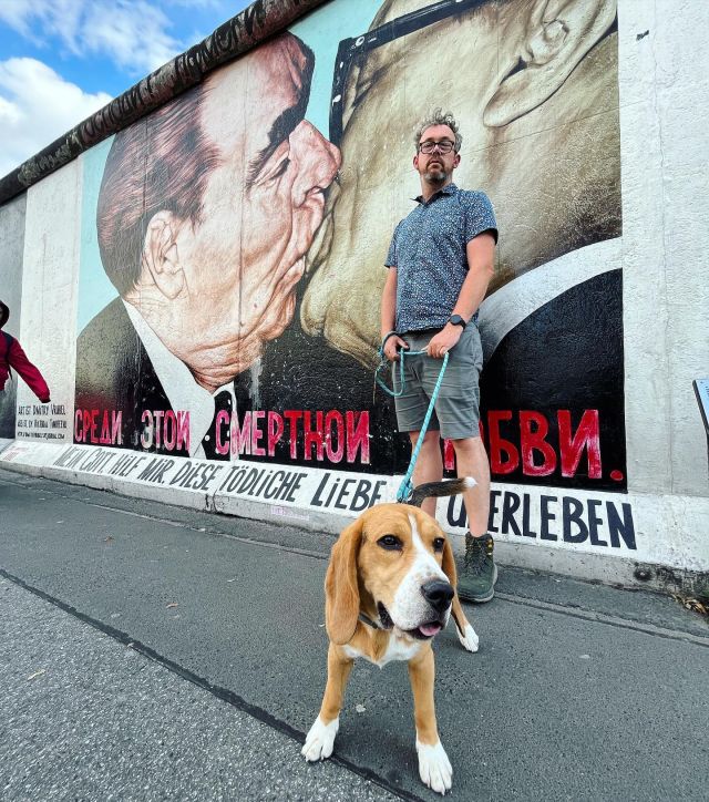 I took my humans to the Berlin Wall to remind them about the history and how much f…up people can be #berlin #berlinwall #germany #roadtrip #sustainabletravel #slowtravel